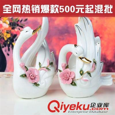 動物分類 田園情侶貼花天鵝動物陶瓷家居飾品擺件 婚慶結婚禮物 新房裝飾-義烏市窩窩家工藝品提供動物分類 田園情侶貼花天鵝動物陶瓷家居飾品擺件 婚慶結婚禮物 新房裝飾的相關介紹、產品、服務、圖片、價格義烏市窩窩家工藝品、陶瓷工藝品;樹脂工藝品;家居日用品;玻璃制品;仿真花批發;工藝品
